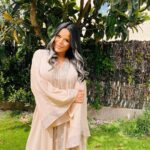 Sarah Fraisou Instagram - 💕 C’EST LE JOUR-J ✨ En l’honneur de cette belle fête musulmane, je vous envoi mes meilleurs vœux ⭐️ 3idkoum Mubarak à tout mes frères & sœurs 💕 De tout cœur je vous souhaite qu’Allah vous apporte la réussite, la joie, accepte vos prières et votre jeûn inchAllah et que vos cœurs soient remplis de foi 🙏🏽 J’espère que ce mois saint vous à permit de vous reprocher de notre créateur et vous recentrer sur les personnes, événements, moments, importants de votre vie. Une énorme pensée aux personnes démunies et seules en ce jour de fête ❤️ Prenez soins de vos proches s’il vous plaît, la famille et la religion seront ce qu’on a de plus précieux ici bas.. Pardonnez ce qui vous ont offensés et demandez pardon à ceux que vous avez offensé 🙏🏽 Et un grand merci a nos frères et sœurs d’autres religions de nous souhaitez bonne fête ! Profitez bien 💛 #pictureoftheday #eidmubarak #palestine🇵🇸 #love #family Bondy