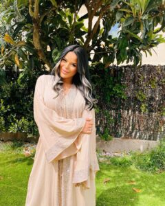 Sarah Fraisou Instagram - 💕 C’EST LE JOUR-J ✨ En l’honneur de cette belle fête musulmane, je vous envoi mes meilleurs vœux ⭐️ 3idkoum Mubarak à tout mes frères & sœurs 💕 De tout cœur je vous souhaite qu’Allah vous apporte la réussite, la joie, accepte vos prières et votre jeûn inchAllah et que vos cœurs soient remplis de foi 🙏🏽 J’espère que ce mois saint vous à permit de vous reprocher de notre créateur et vous recentrer sur les personnes, événements, moments, importants de votre vie. Une énorme pensée aux personnes démunies et seules en ce jour de fête ❤️ Prenez soins de vos proches s’il vous plaît, la famille et la religion seront ce qu’on a de plus précieux ici bas.. Pardonnez ce qui vous ont offensés et demandez pardon à ceux que vous avez offensé 🙏🏽 Et un grand merci a nos frères et sœurs d’autres religions de nous souhaitez bonne fête ! Profitez bien 💛 #pictureoftheday #eidmubarak #palestine🇵🇸 #love #family Bondy