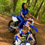 Sarah Fraisou Instagram - Je vous présente les deux amours de ma vie mon sang mes yeux ma vie ❤️ journée moto en forêt avec eux ma passion #pictureoftheday #cross #motocross #yz125 #piwi50 #piwi80 #yamaha #bleu #family #familytime #boys