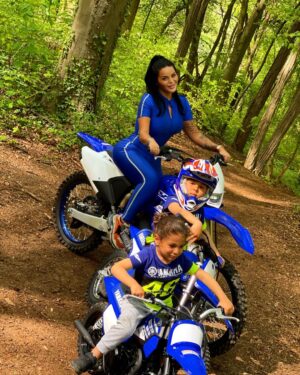 Sarah Fraisou Instagram - Je vous présente les deux amours de ma vie mon sang mes yeux ma vie ❤️ journée moto en forêt avec eux ma passion  #pictureoftheday #cross #motocross #yz125 #piwi50 #piwi80 #yamaha #bleu #family #familytime #boys