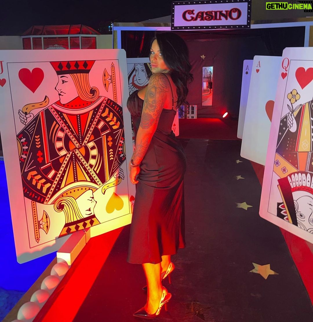 Sarah Fraisou Instagram - La vie n’est pas un jeux de carte ♣️♥️♦️♠️ apel moi la dame de coeur ♥️ #pictureoftheday #dubai #dubailife #brithday Nadd Al Shiba Fourth, Dubai