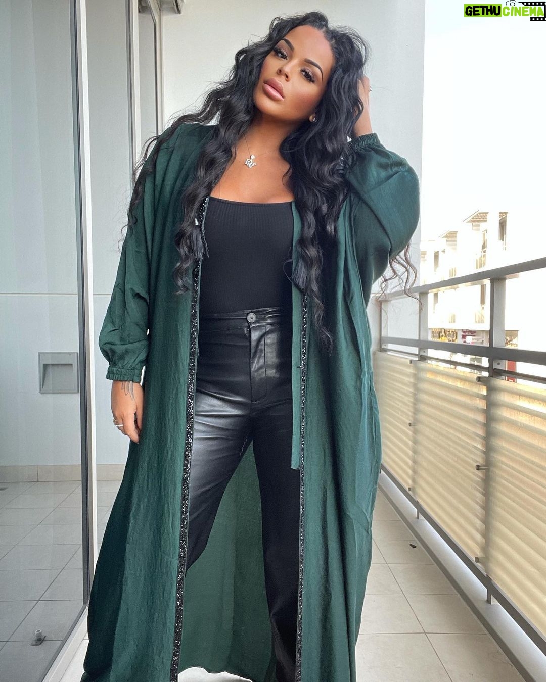 Sarah Fraisou Instagram - 💥Dubaï outfit 💥aime tu ce genre de tenue ? #pictureoftheday #dubailife #greenmood #life Dubai, United Arab Emiratesدبي