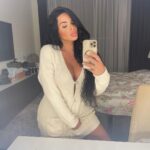 Sarah Fraisou Instagram - Le plus important n’est pas le regard des autres mais le regard que vous portez a votre égard quand vous êtes devant votre miroir 😜 #pictureoftheday #life #lifestyle #home