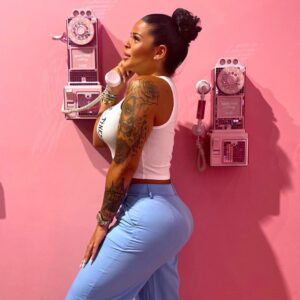 Sarah Fraisou Instagram - 🌸Le commérage est un peu la passion de tout le monde fais-tu partie de ce monde ? @missguided #dubai #pictureoftheday #fun #rago