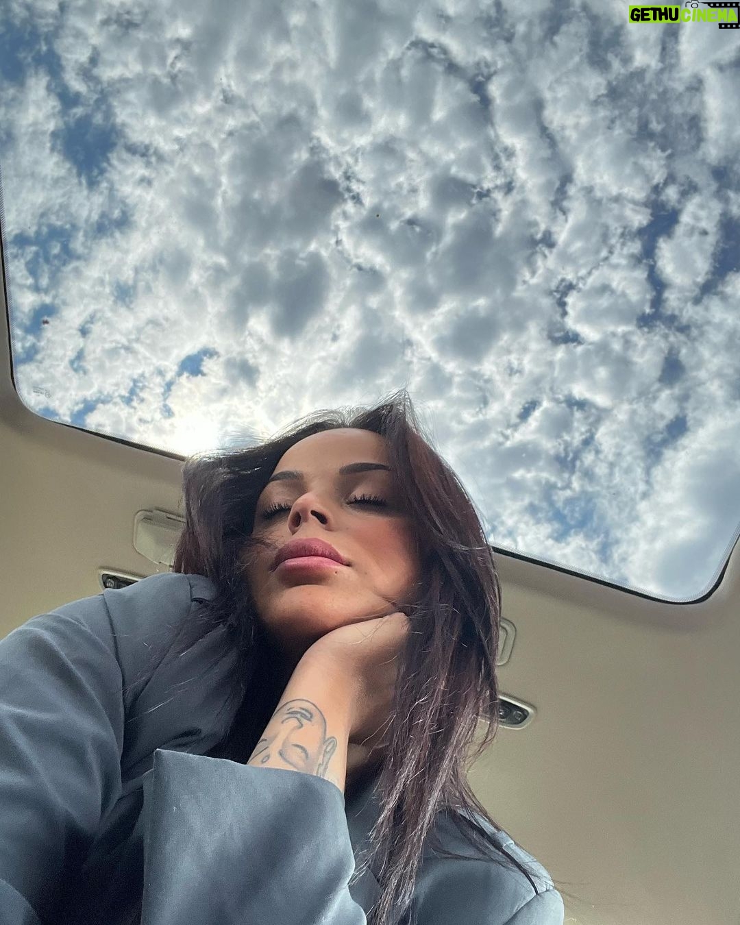 Sarah Fraisou Instagram - Juste la paix intérieure vaut tout l’or du monde ♥️ #picoftheday #justme #paris #woman #life Paris, France