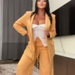 Sarah Fraisou Instagram - Je vous love ❤️ tous ceux qui me suivent depuis le début et soutiennes #picoftheday #battante #femmeforte #feminist #lifestyle