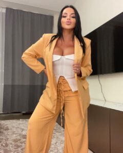 Sarah Fraisou Instagram - Je vous love ❤️ tous ceux qui me suivent depuis le début et soutiennes #picoftheday #battante #femmeforte #feminist #lifestyle