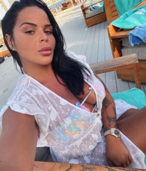 Sarah Fraisou Instagram - 😜Peux m’importe l’avis des personne mauvaise  l’important ces que moi je me sent bien #pictureoftheday #bienetre #mylife #dubailife 🍓🍓🍓