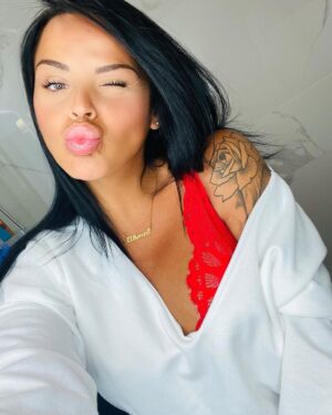 Sarah Fraisou Instagram - Je vous envoi un plein d’amour 💋💋💋💋❤️❤️❤️❤️❤️ #picoftheday #lifestyle #love #bestlife #red