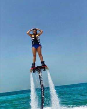Sarah Fraisou Instagram - Toujours cherché à aller plus haut !!!!!! 😜😜😜😜😜 #picoftheday #dubai #playa #overboard @bookeusedubai