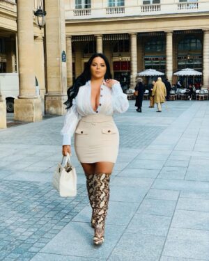 Sarah Fraisou Instagram - 🇫🇷paris ♥️#picoftheday #frenchgirl #gucci @prettylittlething #mood #model #curvygirl @wevents.wesley #paris #shooting