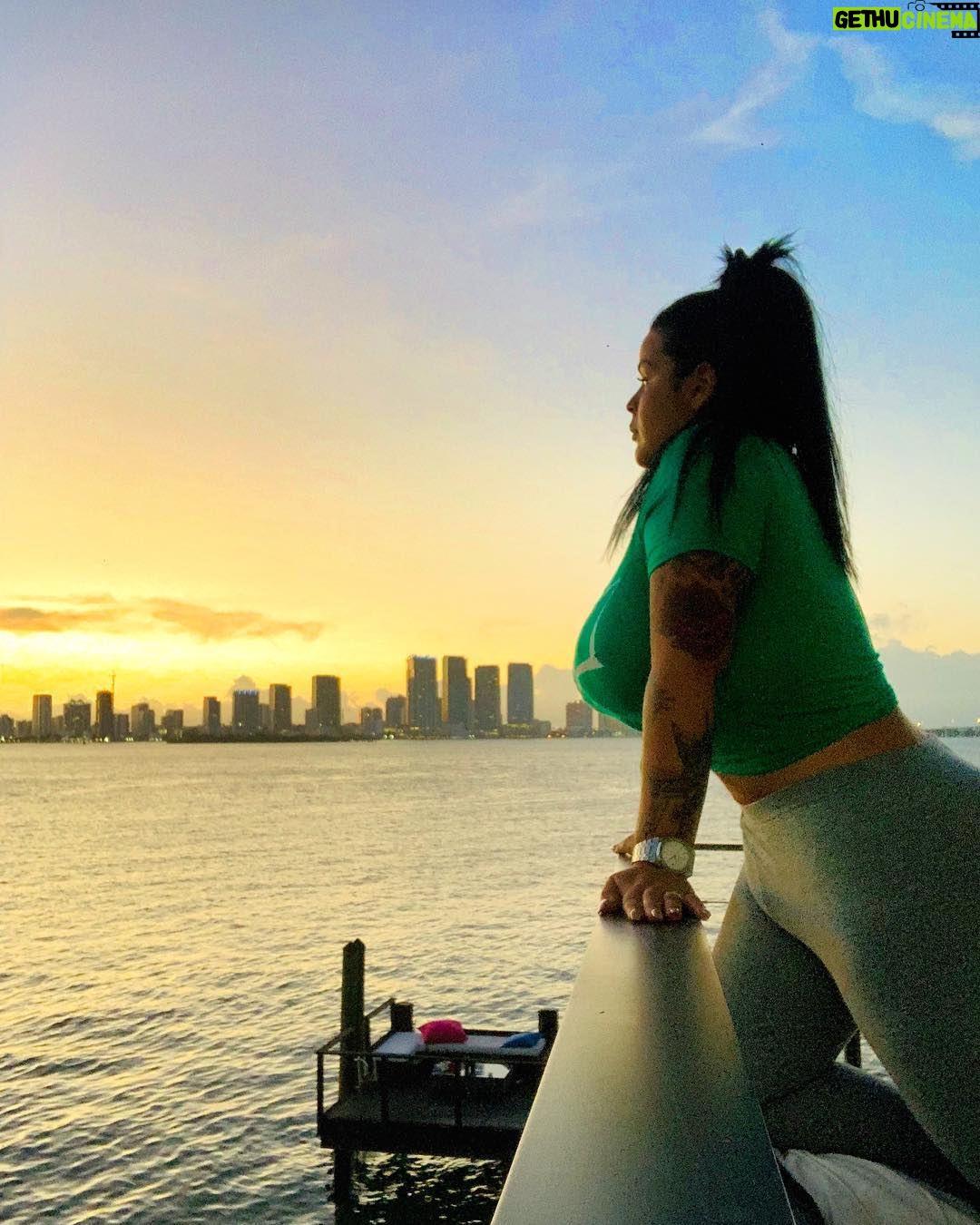 Sarah Fraisou Instagram - 🌞Faire le vide c’est important 🌞#miamibeach #picoftheday #sun #frenchgirl #lesanges11