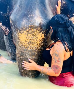 Sarah Fraisou Instagram - 🐘“Les éléphants, comme les femmes, n'oublient jamais une blessure’’ #thailande #sun #picoftheday #2019 #elephant #life #animals