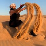 Sarah Fraisou Instagram – 🙂Tends la main à qui tombe ,Dieu te la tendra aussi Par contre qui sème le vent récolte la tempête!!!!! #desert #dubai #picoftheday #holidays #femmedinfluence #femmedecaractere