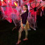 Sarah Fraisou Instagram - 🎃Bon ont ma tellement vanné avec le joker que cette année le joker est de sortie j’ai fait mon makeup toute seul 💪🏻#pictureoftheday #dubai #party #halloween #deguisement