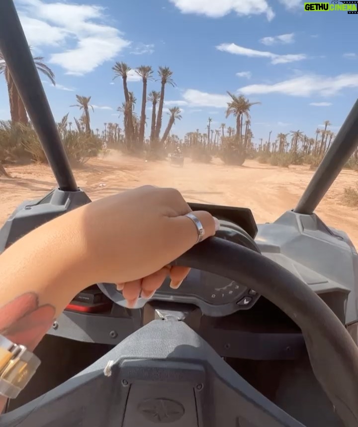 Sarah Fraisou Instagram - ✌🏻Simplement moi sur un quad ✌🏻#picoftheday #quad #fun #sun #marrakesh #girl #moto #frenchie Marrakech