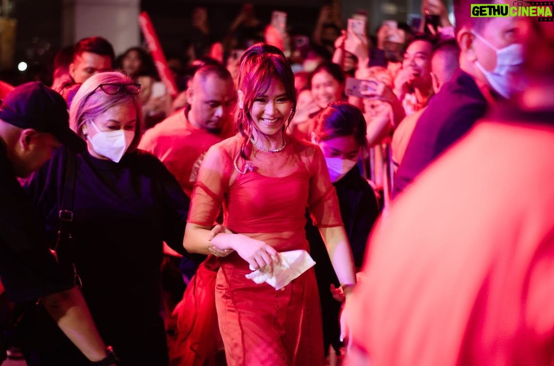 Sarah Geronimo Instagram - Salamat gid for the magical night, Bacolod! Thank you po for the warmth and hospitality sa #CokeStudioMassKaraFestival! I love every single one of you. I hope to be back soon. Paki-abangan po ang next #CokeStudioPh stage!