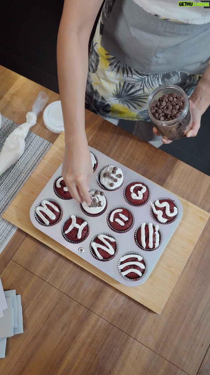 Sarah Geronimo Instagram - The Holiday season is here! π Gift-giving is important to me kaya gusto ko may personal touch ang ibibigay ko sa aking loved ones. Tulad na lang nitong cupcakes that I made using @myhanabishi Stand Mixer and Electric Oven! ππ§