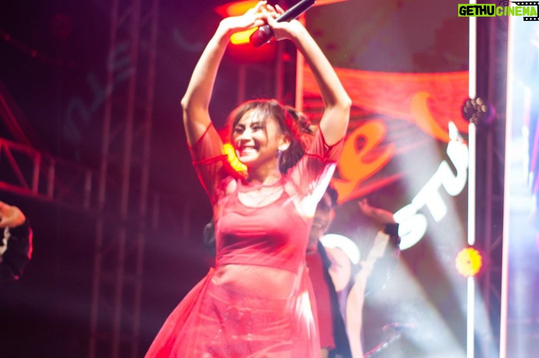 Sarah Geronimo Instagram - Salamat gid for the magical night, Bacolod! Thank you po for the warmth and hospitality sa #CokeStudioMassKaraFestival! I love every single one of you. I hope to be back soon. Paki-abangan po ang next #CokeStudioPh stage!
