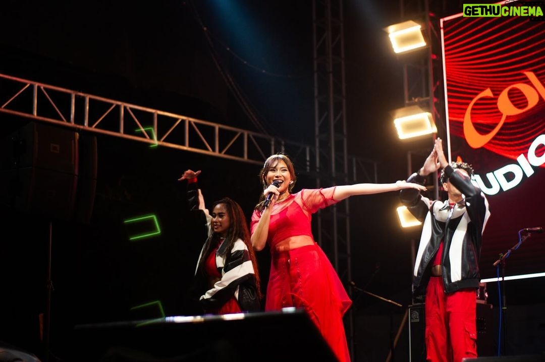 Sarah Geronimo Instagram - Salamat gid for the magical night, Bacolod! Thank you po for the warmth and hospitality sa #CokeStudioMassKaraFestival! I love every single one of you. I hope to be back soon. Paki-abangan po ang next #CokeStudioPh stage!