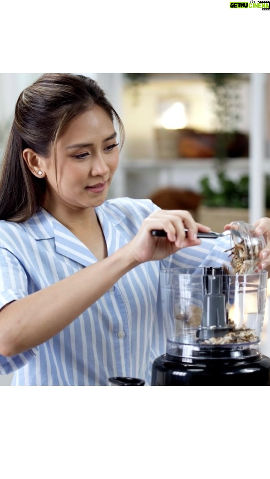 Sarah Geronimo Instagram - Ngayong buwan ay ipinagdiriwang natin ang Buwan ng Wika. Kaya naman magluluto tayo ng isang Pinoy recipe gamit ang paborito ni @justsarahgph na Philadelphia Cream Cheese Light Spread. Panuorin kung paano gawin itong Cream Cheese Tinapa Galunggong Dip. Simple at madali lang itong gawin kaya naman subukan niyo na! #SarahGLovesPhilly 💙