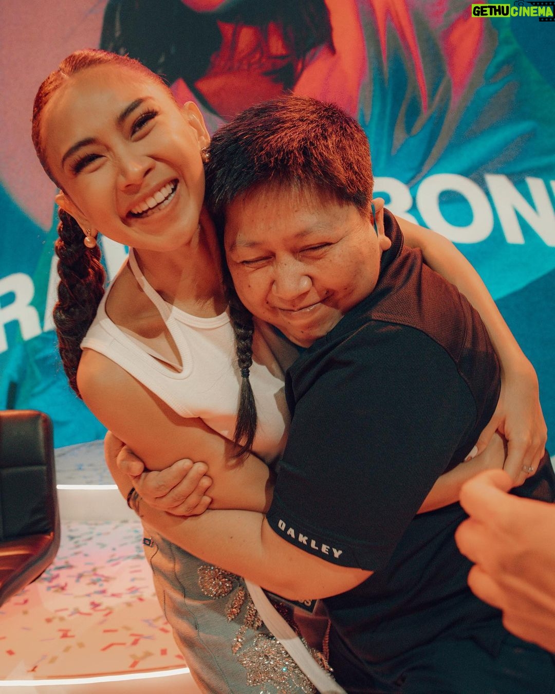 Sarah Geronimo Instagram - Music department Sir Rey Cantong and ate Patty Mayoralgo.. Salamat at di kayo bumitiw kahit gustong gusto nyo na dahil sa kakulitan ko. Thank you thank youuuuu!!!!! Sir Louie Ocampo, our musical director salamat po!!!🤗❤️