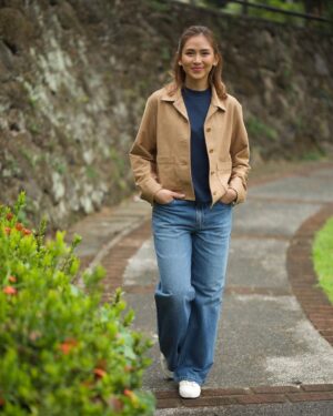 Sarah Geronimo Instagram - It’s so easy to stay in style with this jersey relaxed jacket from @uniqlophofficial ! Simply mix and match and you’re good to go! It looks so good when I’m out to meet friends or go for walks around the city. Love the versatility of this jacket!

#UniqloPH #LifeWear