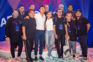 Sarah Geronimo Instagram - Direk Paolo.. maraming salamat po sa tiwala at pasensya. Lalo po tumaas ang respeto ko dahil sa humility at resilience na ipinakita nyo sa project na ito. Tito Gary and tita Angeli.. you have raised an amazing human being not just because he’s talented and intelligent, but most especially because his heart is for God. 
Mabuhay ka direk Paolo!!👏🏻👏🏻👏🏻👏🏻

At sa buong prod team!! Maraming salamat po!! Napakagaling nyo!! Salamat for making my 20th anniversary concert extra special!

Thank you to my wonderful band!! Sir Louie Ocampo our musical director!! To my back up singers. To my amazing dancers/choreographers !! Woooow!!!! You guys showed nothing but excellence and passion on that stage. Thank you for the inspiration. 

To Ms. Yosha and teacher Annie.. my voice teachers.. thank you for the words of encouragement and guidance. 

To my glam team..
 Sir Juan Sarte- make up
Raymond Santiago- hair 
Liz Uy and Bang Pineda- wardrobe

Thank you for making me feel extra confident and special that night. 🤩

Sa aking mga special guests.. thank you very much for sharing your music and time with us. I am humbled.. inspired with your generosity and artistry. 

Boss Vic.. salamat po for being God’s instrument to help my family have a better and comfortable life. Mula po noon hanggang ngayon, maraming salamat po para sa lahat ng pang unawa at suporta.

Popsters.. wala kayong katulad. Maraming maraming salamat para sa inspirasyon at pagmamahal. Patuloy nating aabutin ang mga tala. Maraming salamat at di kayo bumitiw.

Mahal ko kayo. Happy 20 years!!