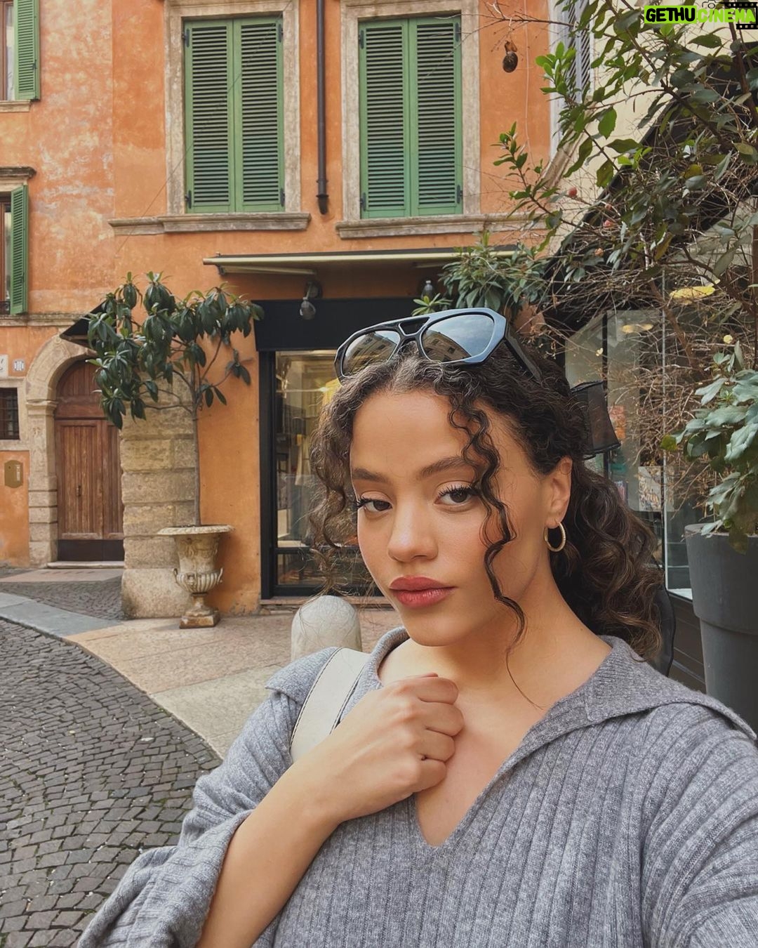 Sarah Jeffery Instagram - europa 🎨 Verona, Italy