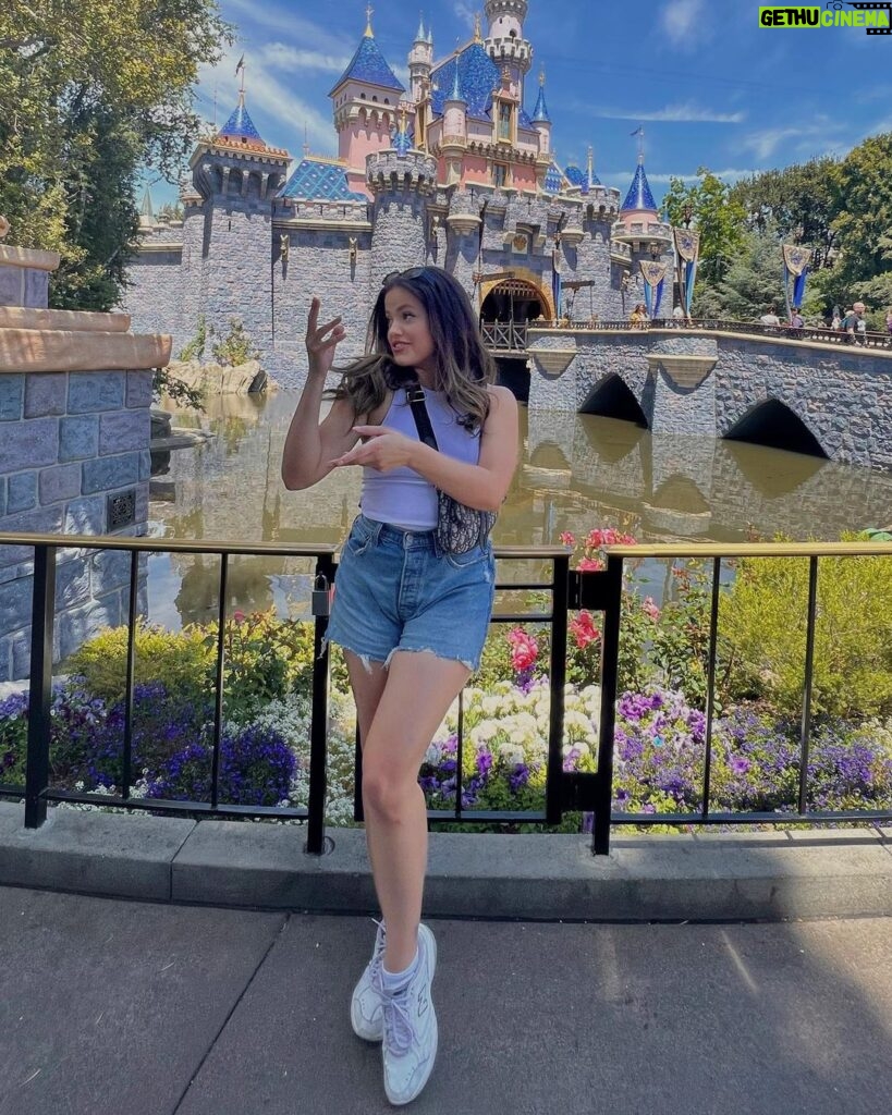 Sarah Jeffery Instagram - thank you @disneyland fam 🫶 Disneyland