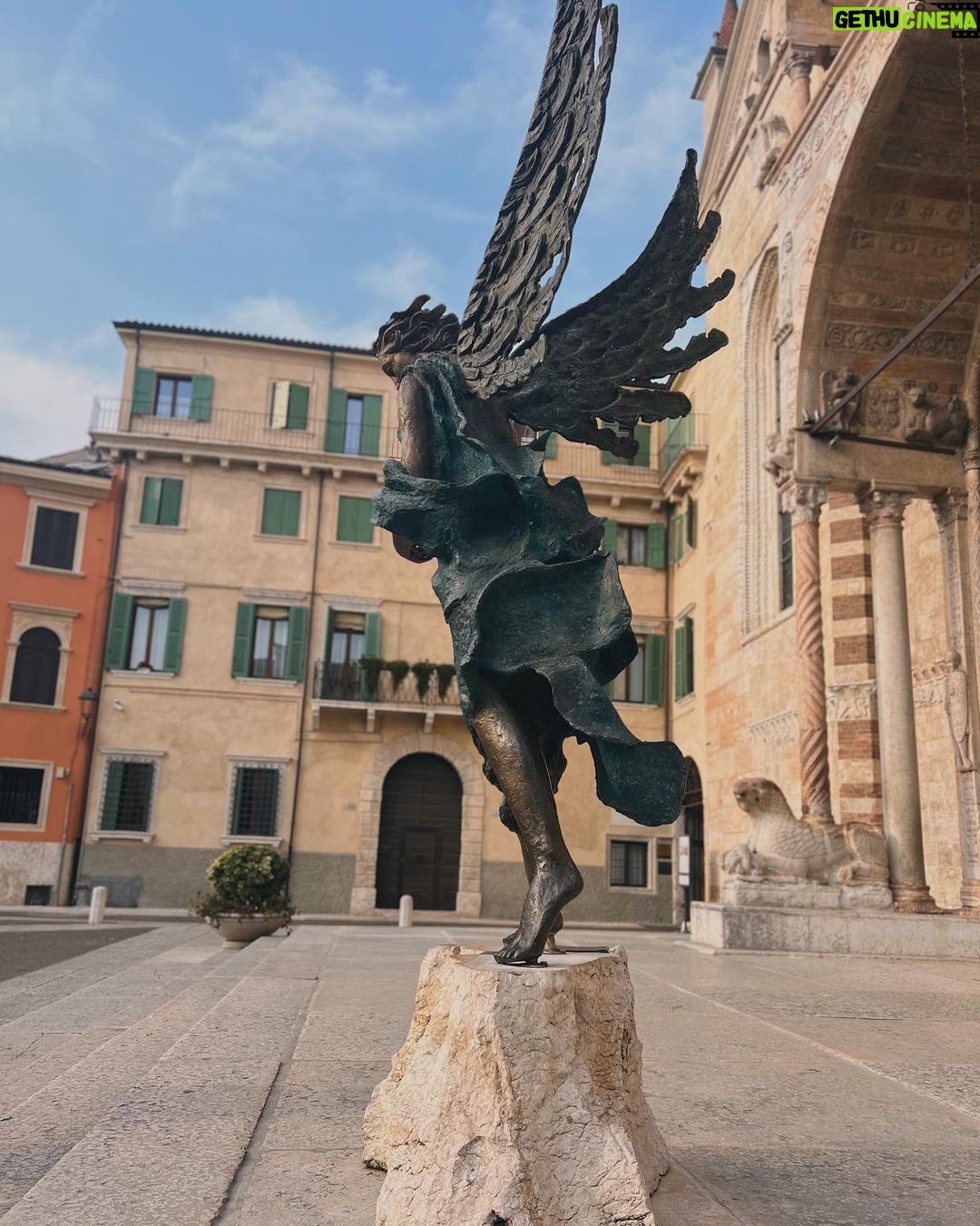Sarah Jeffery Instagram - europa 🎨 Verona, Italy