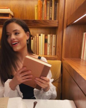 Sarah Jeffery Instagram - should I review some more books on here 📚😌❓