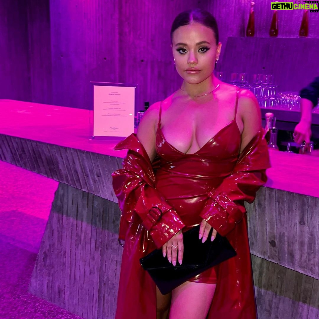 Sarah Jeffery Instagram - bestie and I left the valley 🙉 @armanibeauty