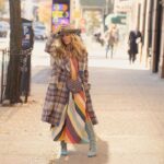 Sarah Jessica Parker Instagram - @justlikethatmax Episode 6, "Trick or Treat." This coat worked more than I did. Streaming now on @streamonmax. Is love diagnosed at Urgent Care? (@peterhermann) Directed by @cynthianixon !!! Weaving in more BTS photos over on @threadsapp. X, SJ