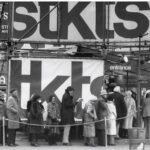 Sarah Jessica Parker Instagram - A happy belated 50th birthday to the @tkts booth in Times Square, NYC! Designed by Bob Mayers and John Schiffer , it opened on June 23rd, 1973 With great support from the @tdfnyc that original@trailer and it’s all lower case bright red iconic letters became a beacon for theatre goers from all over the world. It changed my life and allowed me access to the only place I wanted to be, inside a theatre. And there have been and will continue to be millions and millions more just like me, forever grateful. Happy Birthday @tkts and thank you to the @tdfnyc for all the innovative ways you have made the theatre home for so many!! X, SJ