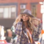 Sarah Jessica Parker Instagram - @justlikethatmax Episode 6, "Trick or Treat." This coat worked more than I did. Streaming now on @streamonmax. Is love diagnosed at Urgent Care? (@peterhermann) Directed by @cynthianixon !!! Weaving in more BTS photos over on @threadsapp. X, SJ