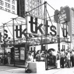 Sarah Jessica Parker Instagram - A happy belated 50th birthday to the @tkts booth in Times Square, NYC! Designed by Bob Mayers and John Schiffer , it opened on June 23rd, 1973 With great support from the @tdfnyc that original@trailer and it’s all lower case bright red iconic letters became a beacon for theatre goers from all over the world. It changed my life and allowed me access to the only place I wanted to be, inside a theatre. And there have been and will continue to be millions and millions more just like me, forever grateful. Happy Birthday @tkts and thank you to the @tdfnyc for all the innovative ways you have made the theatre home for so many!! X, SJ