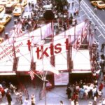 Sarah Jessica Parker Instagram - A happy belated 50th birthday to the @tkts booth in Times Square, NYC! Designed by Bob Mayers and John Schiffer , it opened on June 23rd, 1973 With great support from the @tdfnyc that original@trailer and it’s all lower case bright red iconic letters became a beacon for theatre goers from all over the world. It changed my life and allowed me access to the only place I wanted to be, inside a theatre. And there have been and will continue to be millions and millions more just like me, forever grateful. Happy Birthday @tkts and thank you to the @tdfnyc for all the innovative ways you have made the theatre home for so many!! X, SJ