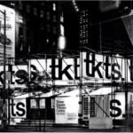 Sarah Jessica Parker Instagram - A happy belated 50th birthday to the @tkts booth in Times Square, NYC! Designed by Bob Mayers and John Schiffer , it opened on June 23rd, 1973 With great support from the @tdfnyc that original@trailer and it’s all lower case bright red iconic letters became a beacon for theatre goers from all over the world. It changed my life and allowed me access to the only place I wanted to be, inside a theatre. And there have been and will continue to be millions and millions more just like me, forever grateful. Happy Birthday @tkts and thank you to the @tdfnyc for all the innovative ways you have made the theatre home for so many!! X, SJ