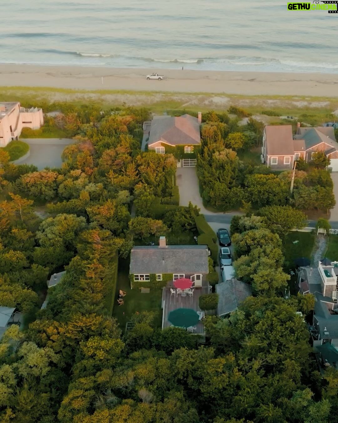 Sarah Jessica Parker Instagram - I love spending summer days out East and just listed my slice of beachside heaven on @bookingcom so others can experience the same. Visit bit.ly/3p7I4Fw to book my Hamptons hideaway on August 23. X, SJ