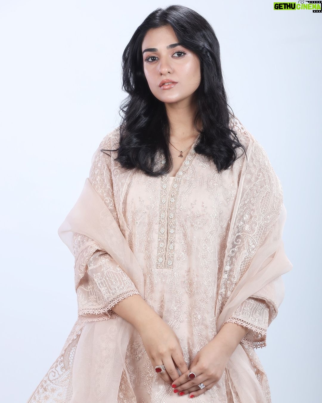 Sarah Khan Instagram - How many of you are following #NamakHaram? 💕