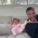 Sarah Lopez Instagram - Mum VS Dad ! Vous remarquerez le coup de pied légendaire de la fin 😂