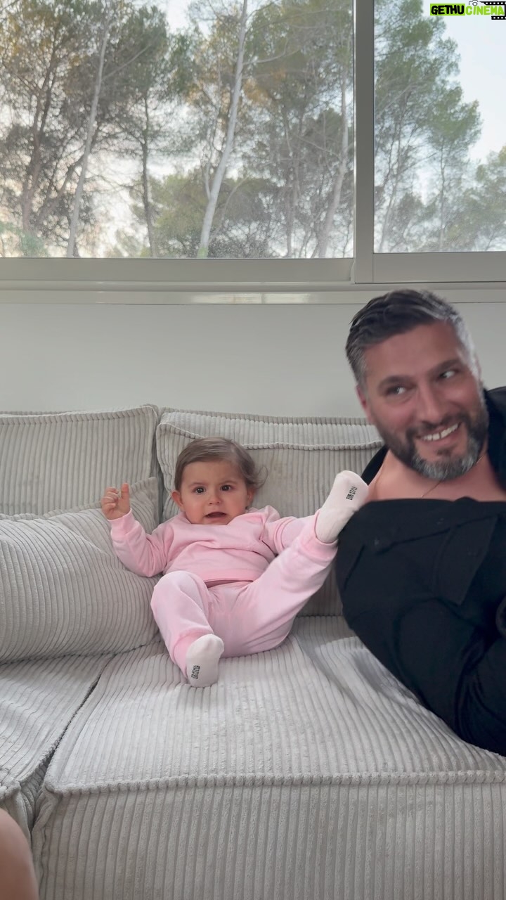 Sarah Lopez Instagram - Mum VS Dad ! Vous remarquerez le coup de pied légendaire de la fin 😂