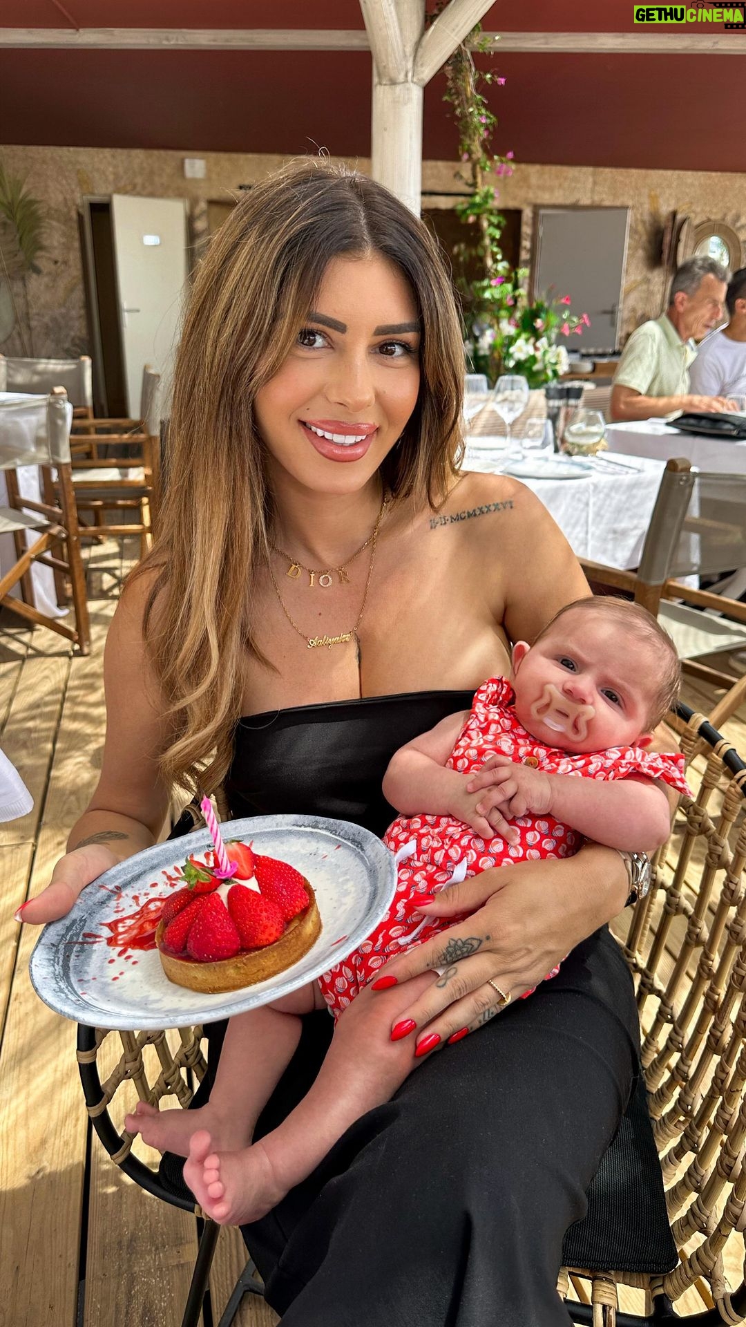 Sarah Lopez Instagram - 3 mois que tu fais partie de ma vie mon amour. Je t’aime ma fille ❤️ Qu’est ce que votre bébé a fait de nouveau à 3 mois ? Mandelieu-la-Napoule