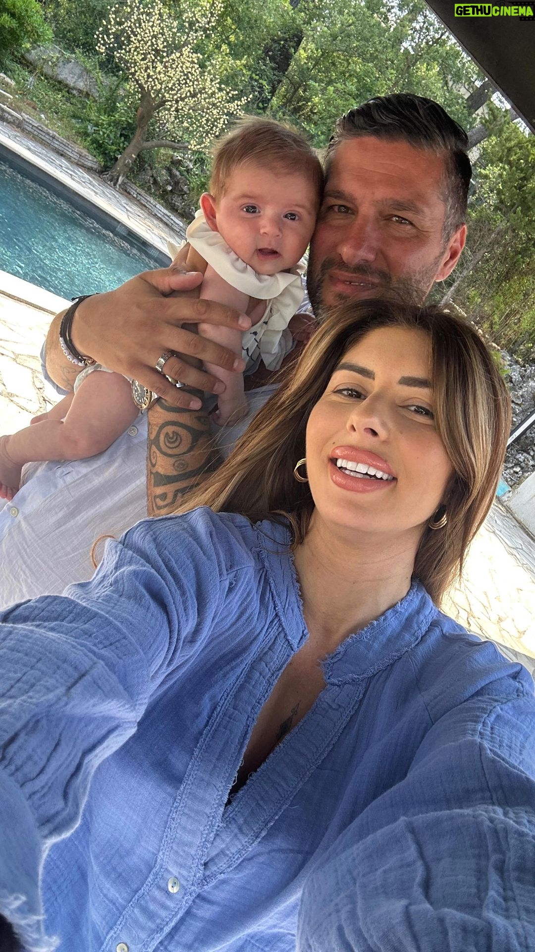 Sarah Lopez Instagram - Je n’ai pas la chance de pouvoir dire « bonne fête papa » mais j’ai l’immense plaisir de rendre hommage à celui qui partage ma vie et l’est par trois fois. Je t’aime G alias super papa. Bonne fête à tous les padré du monde ❤️