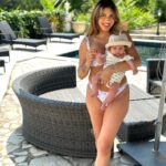 Sarah Lopez Instagram - Premier look de plage/piscine pour Aaliyah. Vous en pensez quoi ? Ça en jette, non ? On oublie pas de protéger son joli petit bébé 🥹