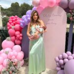 Sarah Lopez Instagram - Pour ma première fête des mères, j’avais à cœur de réunir chez moi, les femmes qui m’inspirent : ma maman et ma belle-maman. J’avais envie de leur offrir un joli dimanche en famille comme on les aime tous, avec quelques surprises. Pour tout ça, j’ai pu compter sur la génialissime @ohmonamour_ , la merveilleuse @madecoxxl , la super douée @bloomroom.fr et le buffet incroyable @lamaisondubrunch06 Je vous invite vivement à aller les soutenir sur leurs comptes. Elles le méritent tellement. Tout cela s’inscrit dans mon nouveau projet @kidsandparties qui a pour but de réunir les meilleurs prestataires pour l’événementiel. Et l’aventure ne fait que commencer 🙌🏼