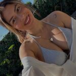 Sarah Lopez Instagram - FaceApp me redemande de payer l’année flemme. Du coup je la poste comme ça 😂
