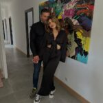 Sarah Lopez Instagram - 1 an... pourtant j’ai l’impression de te connaître depuis toujours. De t’avoir voulu depuis toujours. De t’avoir toujours aimé aussi. L’évidence existe : elle porte ton nom. Gérald, je voulais t’écrire, devant ma si belle communauté, mon autre famille, combien je te suis reconnaissante de m’avoir offert la plus jolie des vies, loin de tout ce que j’ai pu connaître. Les paroles s’envolent mais les écrits restent : je t’aime du plus profond de mon cœur, mon amour.