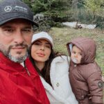 Sarah Lopez Instagram - Bon dimanche à tous. Nous on a fait un petit tour histoire de prendre l’air en famille ❤️ j’aime trop comment mon petit 🐻 me regarde sur la deuxième photo 🤗 Côte d'Azur - French Riviera